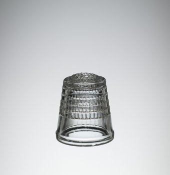 Glass thimble, Corning, NY, Corning Glass Works, about 1942-1945, H: 2.3 cm, D: 2 cm (69.4.176)