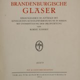 Brandenburgische Gläser, hrsg. im auftrage des Königlichen Kunstgewerbemuseums in Berlin, mit Unterstützung der Orlopstiftung, von Robert Schmidt; mit 40 lichtdrucktafeln.